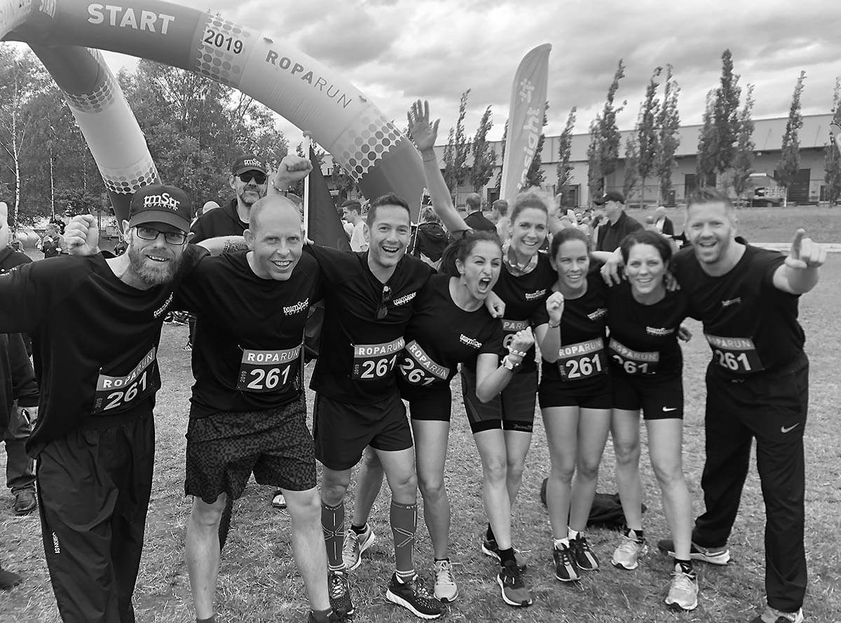 Start van de Roparun Hamburg Rotterdam met alle lopers